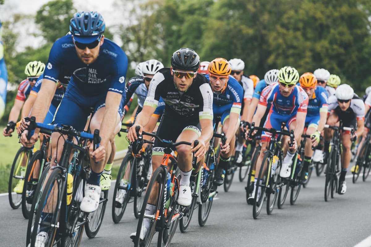 Wielrenner in aerodynamische positie op de racefiets voor bikefit en blessurepreventie